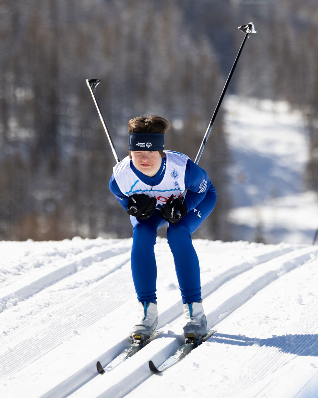Vilma Koskinen hiihtämässä Torinon 2025 Special Olympics -talvimaailmankisoissa.